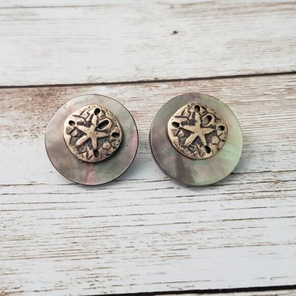 Vintage Clip On Earrings - Mother of Pearl? with Gold Tone Sand Dollar 0.75" - Picture 11 of 11